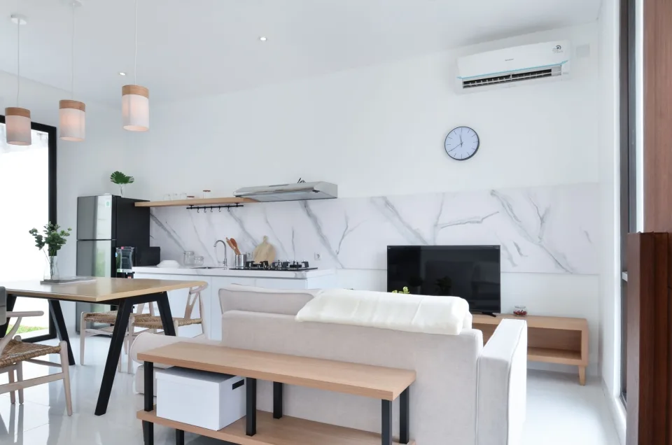 Quạt và bàn ủi xếp ngay ngắn